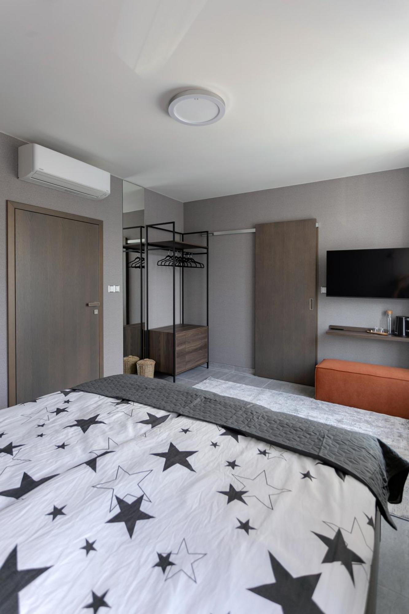 Luong Europe Apartments プラハ エクステリア 写真